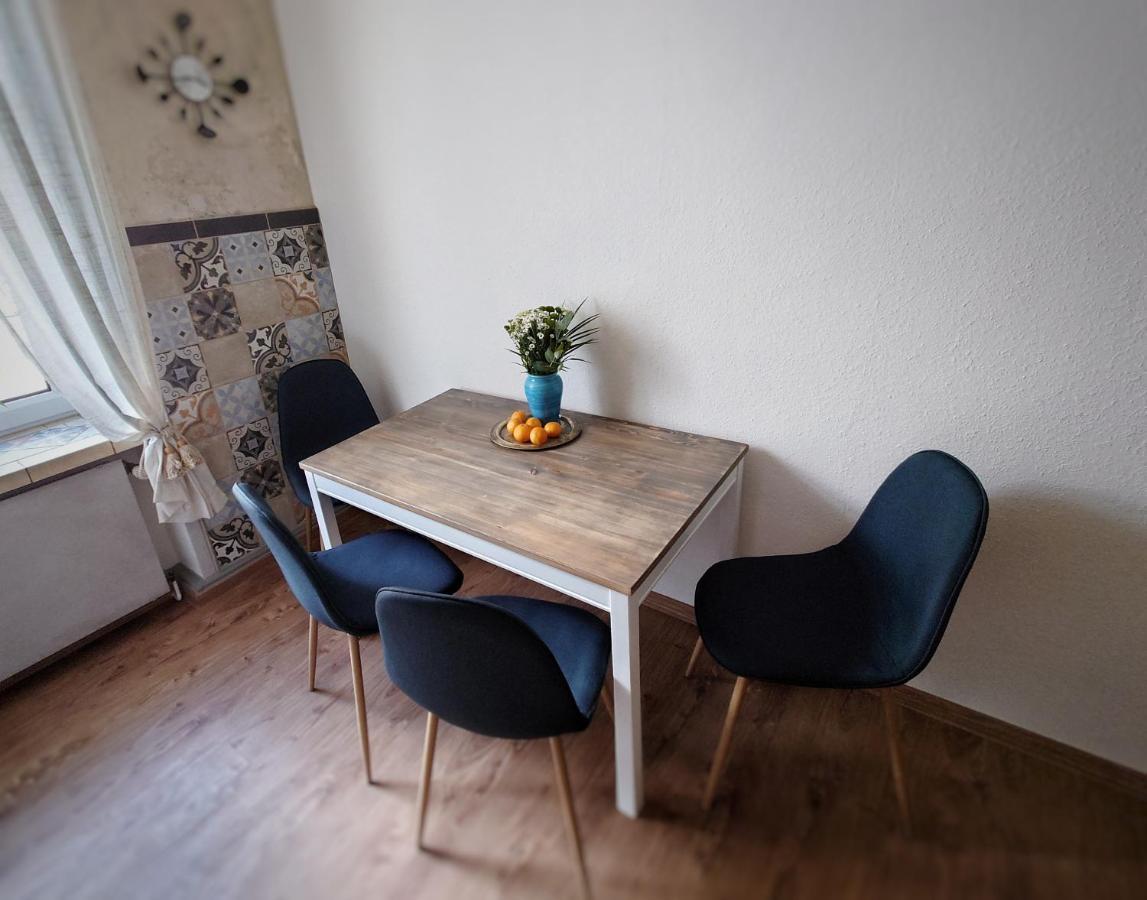 Appartamento Flat In Neo Country Style Aus Gruenderzeit Bis 6 Person Lipsia Esterno foto